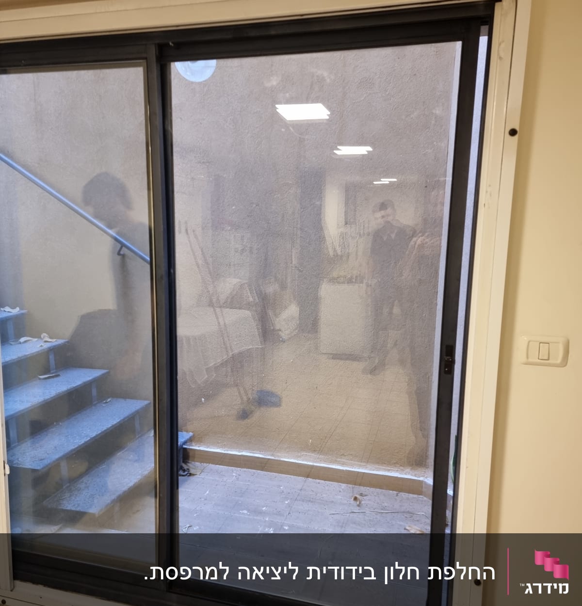 דלת זכוכית עם מסגרת מתכתית ומראה מטושטשת